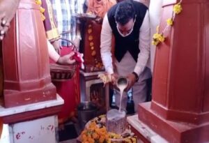 Home Minister Dr. Mishra offered prayers at the Pitambara Peeth.