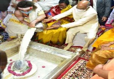 राष्ट्रपति रामनाथ कोविंद ने सपरिवार लगायी बाबा विश्वनाथ के दरबार में हाजिरी, सीएम योगी भी रहे मौजूद