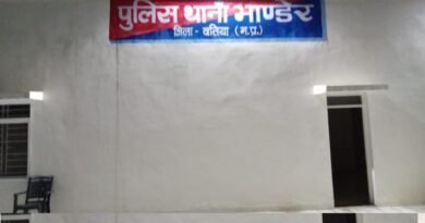 थाने के ठीक सामने सनसनीखेज वारदात : घर में घुसकर विवाहिता के गले पर पेन से हमला, शोर मचाने पर भागा अज्ञात बदमाश थाने के ठीक सामने सनसनीखेज वारदात : घर में घुसकर विवाहिता के गले पर पेन से हमला, शोर मचाने पर भागा अज्ञात बदमाश