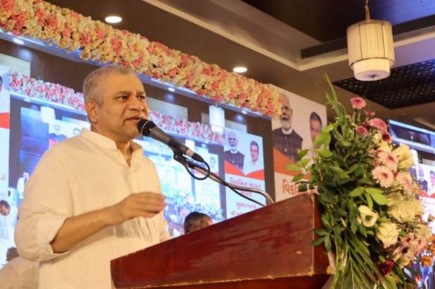 Viksit Bharat Samvad Bhavnagar, Ashwini Vaishnaw addressing Bhavnagar meeting, Vande Bharat Train India, and Bhavnagar industrial development meeting