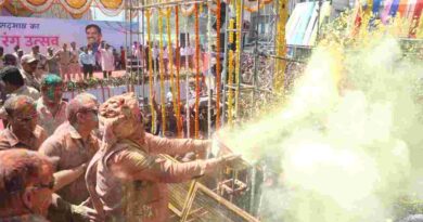 रंगपंचमी पर उज्जैन में सीएम डॉ. मोहन यादव ने खेली फूलों की होली : ‘ये देश है वीर जवानों का’ गाकर दी शुभकामनाएं