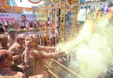 रंगपंचमी पर उज्जैन में सीएम डॉ. मोहन यादव ने खेली फूलों की होली : ‘ये देश है वीर जवानों का’ गाकर दी शुभकामनाएं