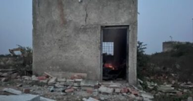 स्टोन क्रेशर पर विस्फोट से दो मजदूर गंभीर रूप से झुलसे : गोविंदगढ़ में बारूद फटने से मचा हड़कंप, घायल मजदूरों को झांसी किया रेफर; जांच में जुटी एफएसएल टीम स्टोन क्रेशर पर विस्फोट से दो मजदूर गंभीर रूप से झुलसे : गोविंदगढ़ में बारूद फटने से मचा हड़कंप, घायल मजदूरों को झांसी किया रेफर; जांच में जुटी एफएसएल टीम