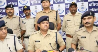 रतनगढ़ दर्शन से लौट रहे दंपती से लूट का खुलासा : पड़ोसी जिले के 2 आरोपी गिरफ्तार, जेवर-नकदी और हथियार बरामद रतनगढ़ दर्शन से लौट रहे दंपती से लूट का खुलासा : पड़ोसी जिले के 2 आरोपी गिरफ्तार, जेवर-नकदी और हथियार बरामद