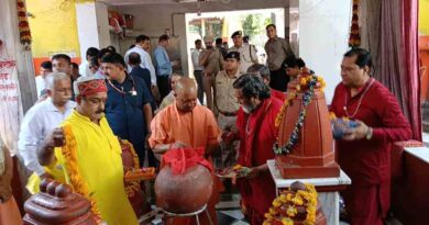 मां पीतांबरा के दरबार में सीएम योगी ने टेका माथा, वीआईपी सुरक्षा के चलते कुछ समय प्रभावित रही श्रद्धालुओं की आवाजाही मां पीतांबरा के दरबार में सीएम योगी ने टेका माथा, वीआईपी सुरक्षा के चलते कुछ समय प्रभावित रही श्रद्धालुओं की आवाजाही