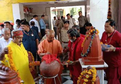मां पीतांबरा के दरबार में सीएम योगी ने टेका माथा, वीआईपी सुरक्षा के चलते कुछ समय प्रभावित रही श्रद्धालुओं की आवाजाही