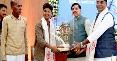 लॉर्ड्स के टेस्ट ऑनर्स बोर्ड पर नाम दर्ज कर रचा इतिहास, बुंदेलखंड की बेटी क्रांति गौड़ का मुख्यमंत्री निवास में भव्य सम्मान लॉर्ड्स के टेस्ट ऑनर्स बोर्ड पर नाम दर्ज कर रचा इतिहास, बुंदेलखंड की बेटी क्रांति गौड़ का मुख्यमंत्री निवास में भव्य सम्मान