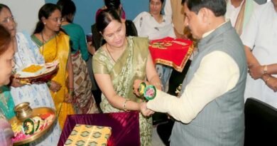 ग्वालियर एयरपोर्ट पर लाड़ली बहनों ने सीएम डॉ. मोहन यादव को बांधी राखी : सुरक्षा में तैनात महिला जवानों ने भी कलाई पर सजाया रक्षा सूत्र