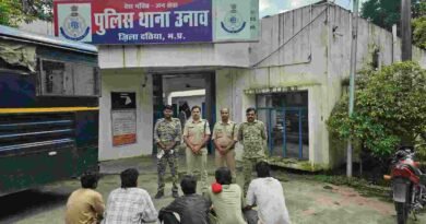 युवक पर फायरिंग करने वाले 5 आरोपी दबोचे : 315 बोर के दो कट्टे बरामद, पुलिस ने बाजार में निकाला जुलूस
