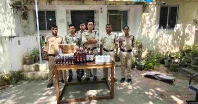 अवैध शराब के खिलाफ पुलिस की बड़ी कार्रवाई : पार्षद पति के घर के बाहर बाथरूम से करीब 59 लीटर शराब जब्त, दो गिरफ्तार