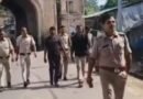 दतिया में बदमाशों का उतरा खुमार : शराब पार्टी के लिए रंगदारी मांगने और कार में हथियार लेकर घूम रहे दो आरोपियों का बाजार में पैदल जुलूस