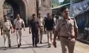 दतिया में बदमाशों का उतरा खुमार : शराब पार्टी के लिए रंगदारी मांगने और कार में हथियार लेकर घूम रहे दो आरोपियों का बाजार में पैदल जुलूस