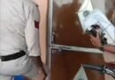 खाकी की तत्परता से टला बड़ा हादसा : बंद कमरे में फंदे पर झूलने की कोशिश कर रही युवती को पुलिस ने दरवाजा तोड़कर बचाया खाकी की तत्परता से टला बड़ा हादसा : बंद कमरे में फंदे पर झूलने की कोशिश कर रही युवती को पुलिस ने दरवाजा तोड़कर बचाया