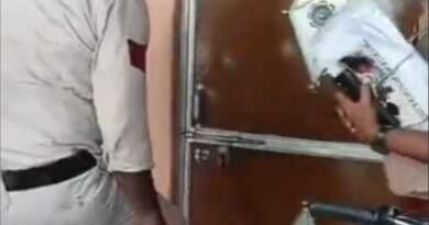 खाकी की तत्परता से टला बड़ा हादसा : बंद कमरे में फंदे पर झूलने की कोशिश कर रही युवती को पुलिस ने दरवाजा तोड़कर बचाया